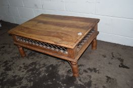 MODERN HARDWOOD COFFEE TABLE, LENGTH APPROX 90CM