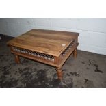 MODERN HARDWOOD COFFEE TABLE, LENGTH APPROX 90CM