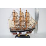 SMALL MODEL OF A SAILING SHIP, LENGTH APPROX 20CM