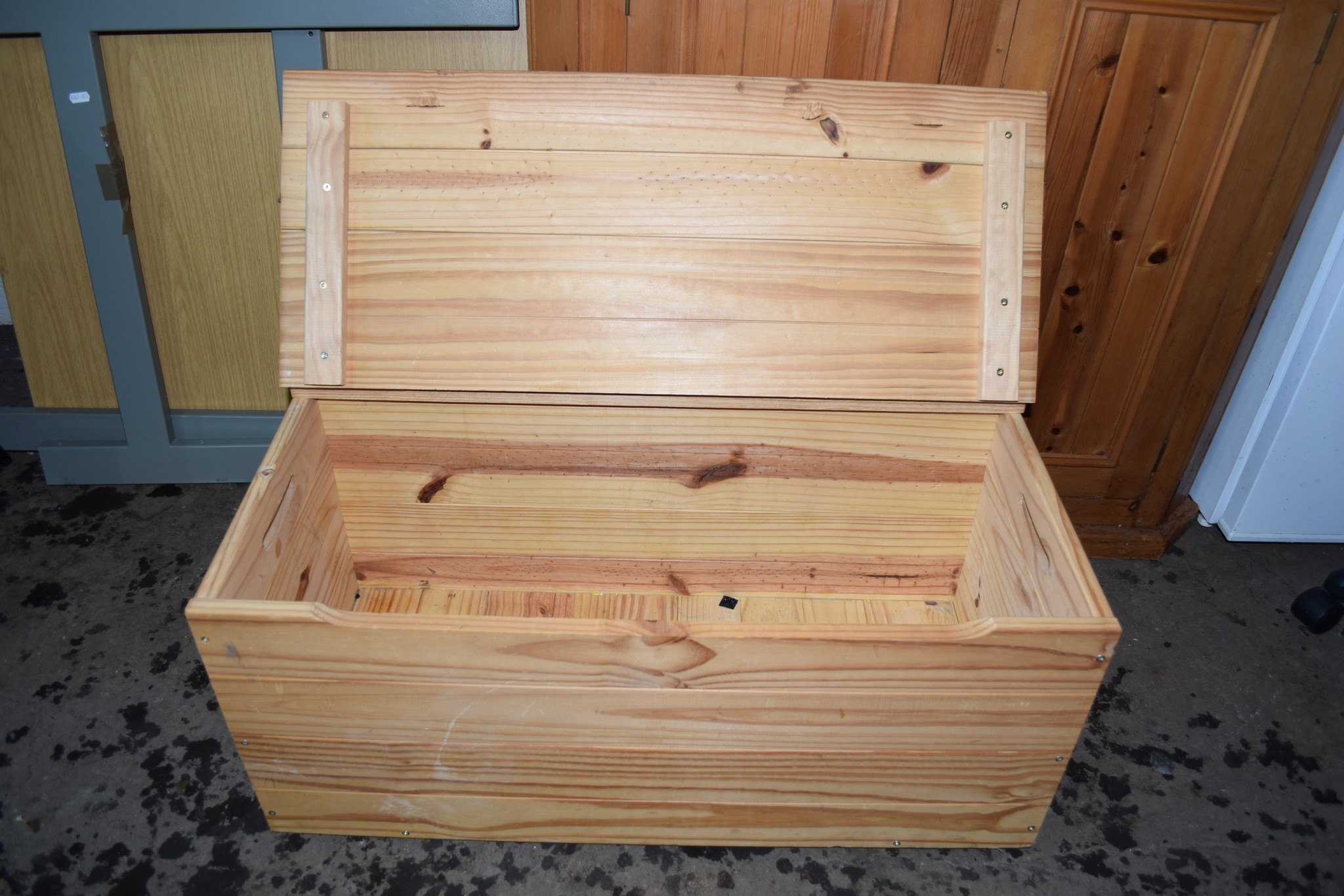 PINE BLANKET BOX, WIDTH APPROX 80CM - Image 2 of 2
