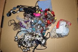 BAG CONTAINING VARIOUS COSTUME JEWELLERY