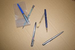 BAG CONTAINING QUANTITY PENS