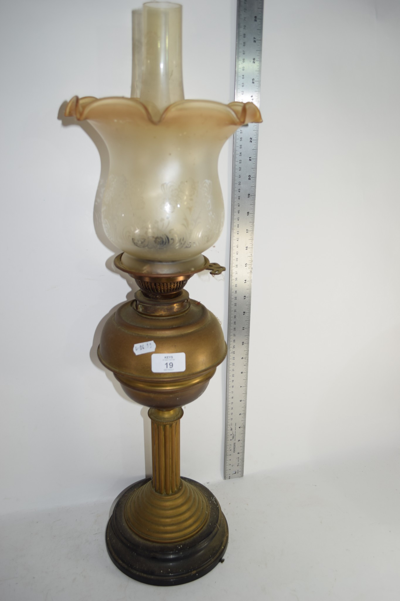 BRASS OIL LAMP WITH ETCHED SHADES WITH FLUTED COLUMN, HEIGHT APPROX 70CM