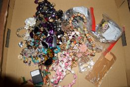 BAG CONTAINING VARIOUS COSTUME JEWELLERY