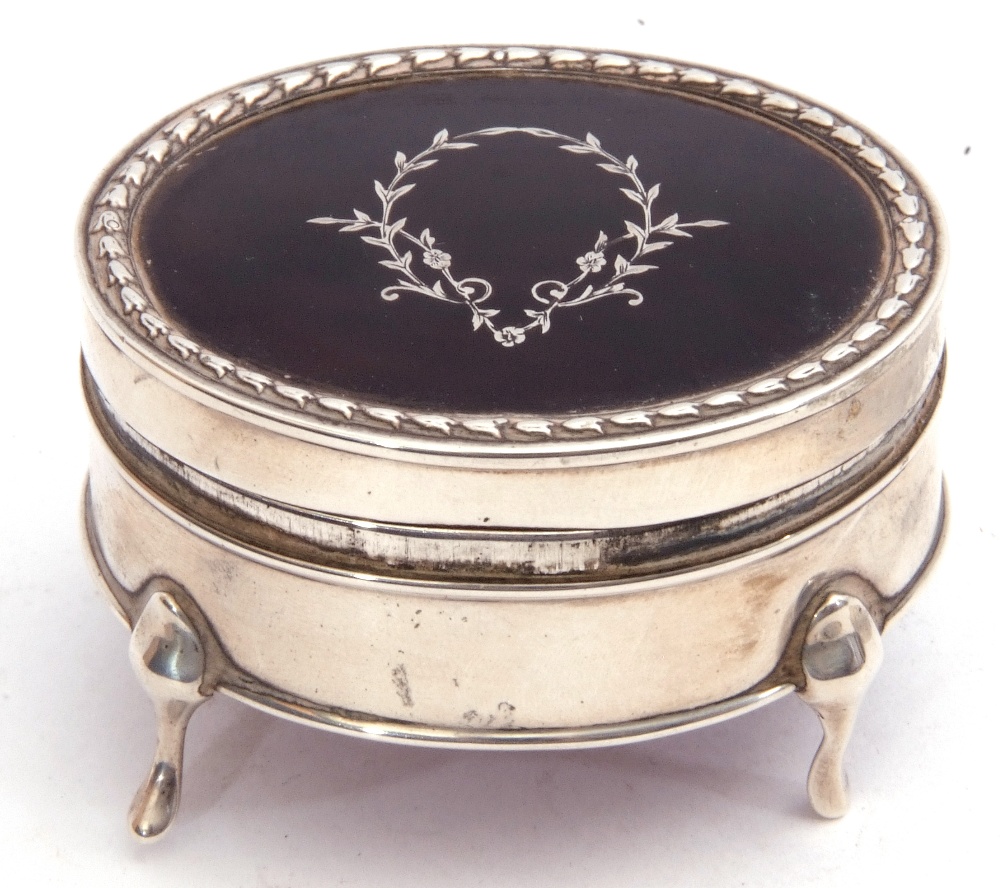 George V silver and tortoiseshell ring box of oval form, the hinged lid with silver engraved garland - Image 3 of 4