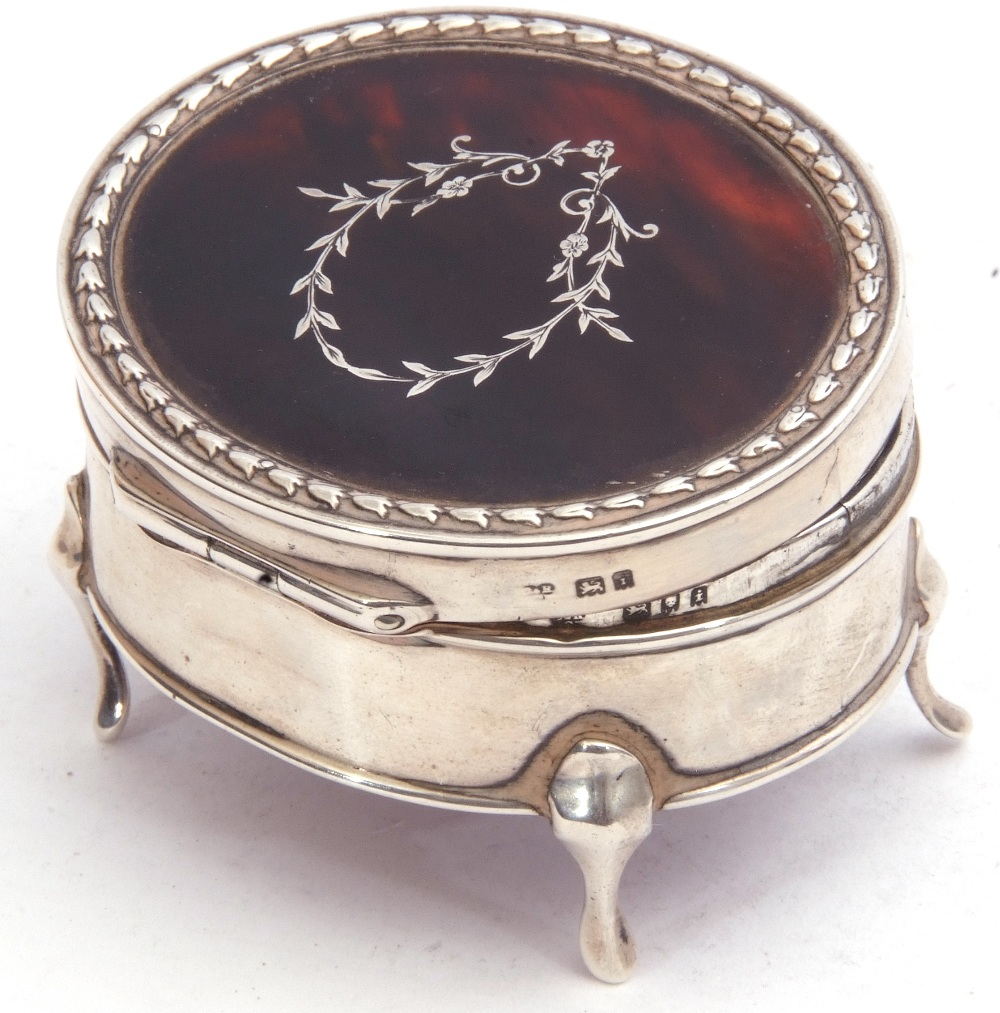 George V silver and tortoiseshell ring box of oval form, the hinged lid with silver engraved garland - Image 4 of 4