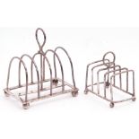 Small George V toast rack having five wire work hoops to a rectangular base and raised on four