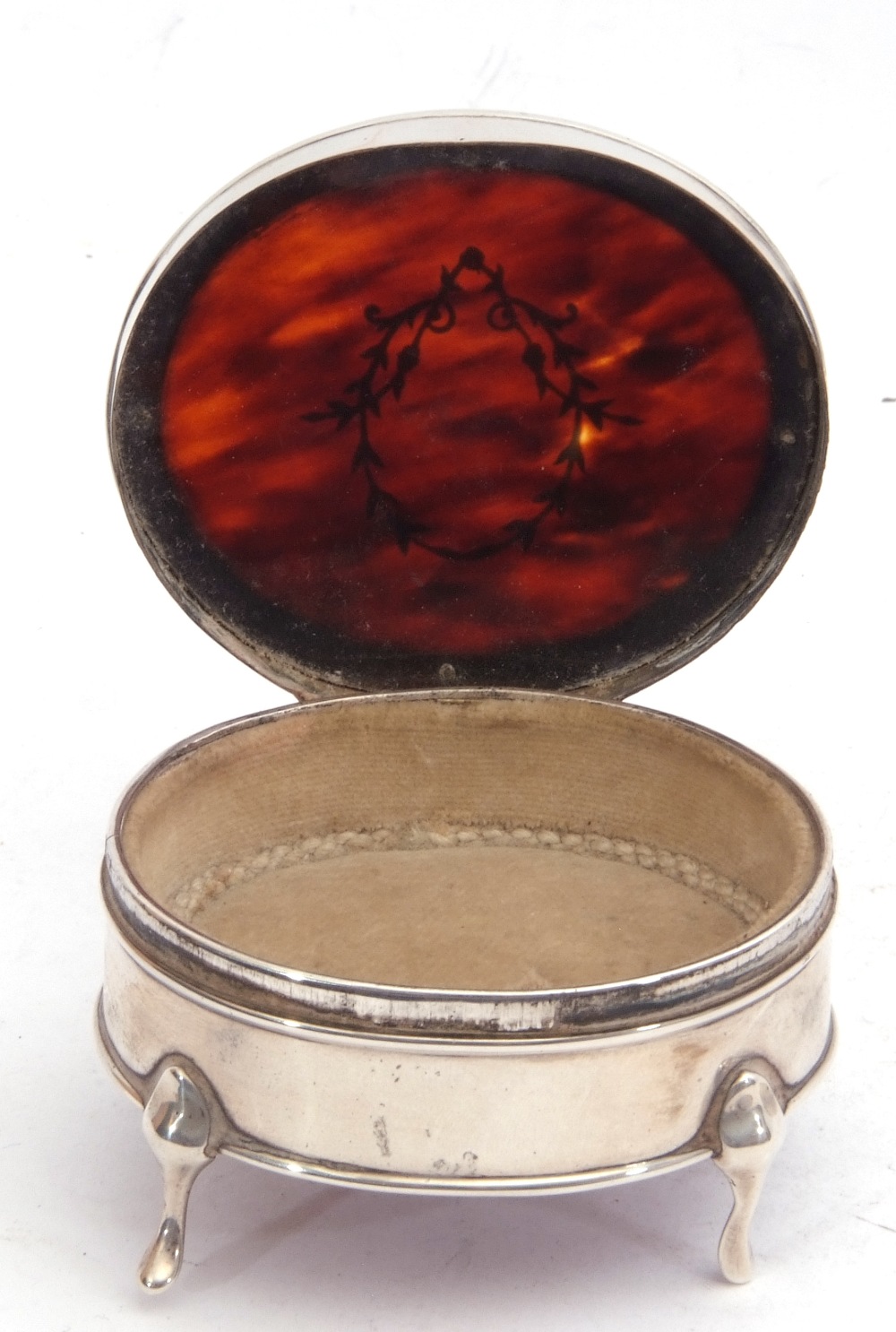 George V silver and tortoiseshell ring box of oval form, the hinged lid with silver engraved garland - Image 2 of 4