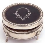 George V silver and tortoiseshell ring box of oval form, the hinged lid with silver engraved garland