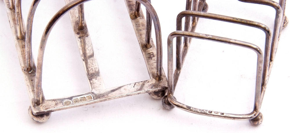 Small George V toast rack having five wire work hoops to a rectangular base and raised on four - Image 2 of 2