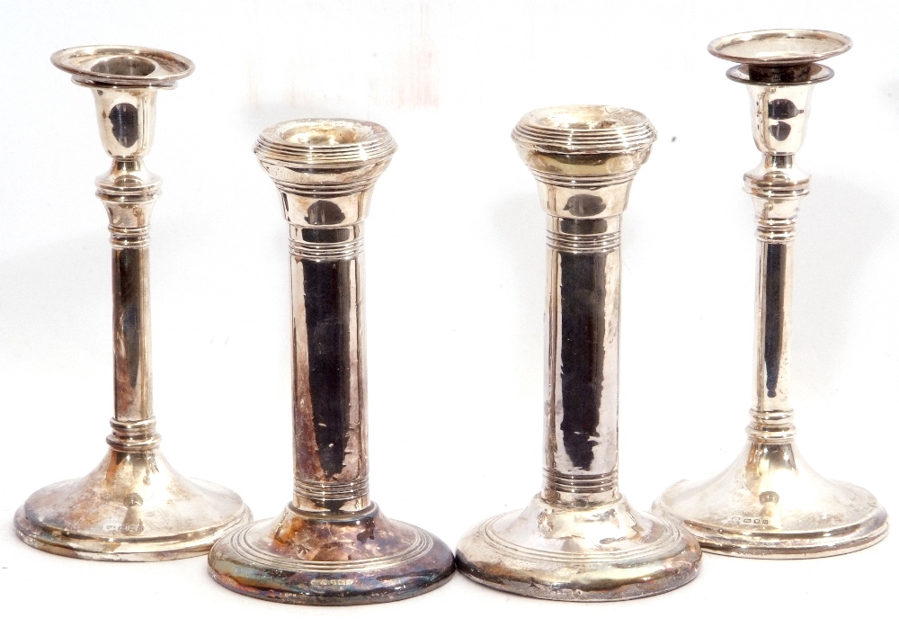 Mixed Lot: pair of George V silver candlesticks of circular form to a knopped cylindrical stem on - Image 2 of 3