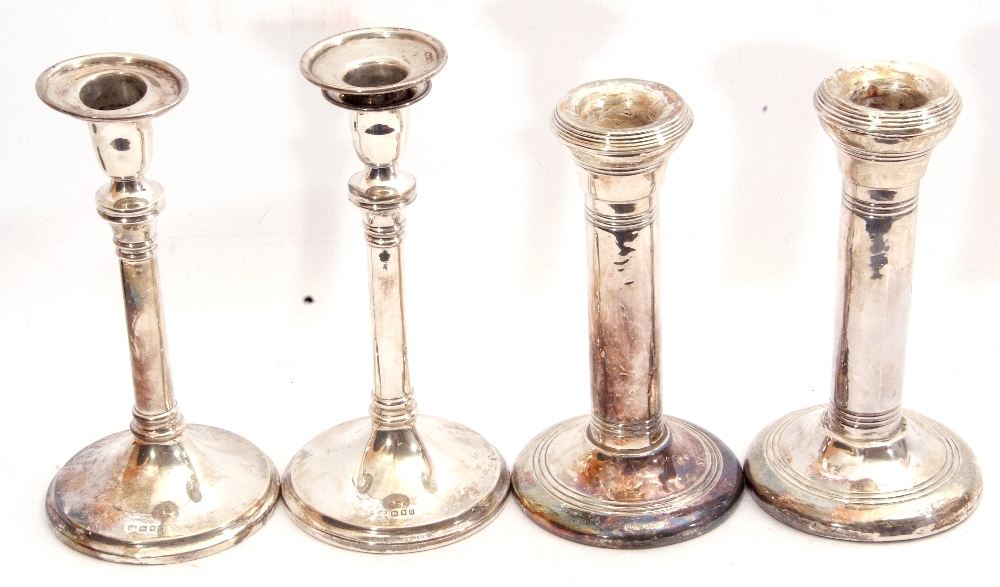 Mixed Lot: pair of George V silver candlesticks of circular form to a knopped cylindrical stem on - Image 3 of 3