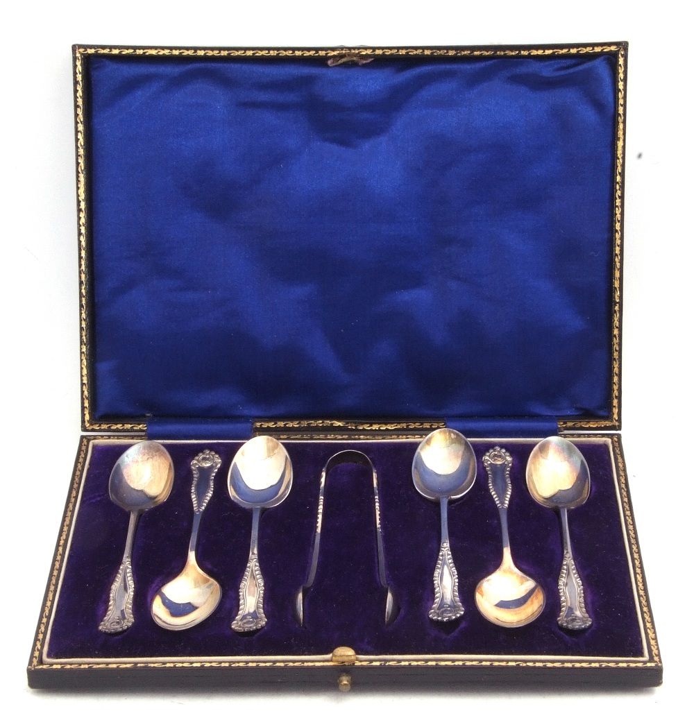 Cased set of six silver tea spoons and sugar tongs, Sheffield 1913, maker's mark William Hutton &