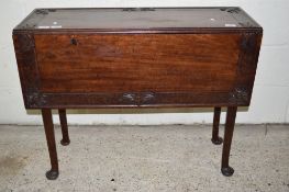 GEORGIAN PART DROP LEAF TABLE, THE CARVED TOP WITH ONE LEAF ONLY, RAISED ON TAPERING SUPPORTS WITH