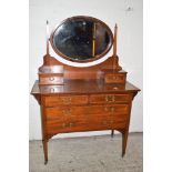 GOOD QUALITY EARLY 20TH CENTURY MIRROR BACKED DRESSING TABLE WITH CROSS-BAND AND STRUNG DECORATION