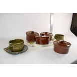 FOUR KITCHEN DISHES, BROWN GLAZED, WITH COVERS AND FURTHER PYREX PLATES