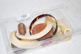 SMALL TRAY CONTAINING IVORY OR HORN ITEMS