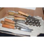 BOX CONTAINING WOODEN HANDLED CHISELS, VARIOUS SIZES