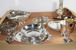 TRAY CONTAINING SILVER PLATED ITEMS AND PAIR OF WOODEN HANDLED BERRY SPOONS