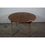 LATE 20TH CENTURY OAK FINISH EXTENDING CIRCULAR DINING TABLE, APPROX 1M DIAM