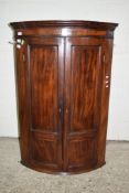 GEORGIAN MAHOGANY BOW FRONT CORNER CUPBOARD WITH SHELVED INTERIOR, HEIGHT APPROX 116CM