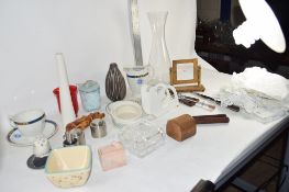 BOX CONTAINING CERAMIC ITEMS AND SOME TABLE NAPKINS