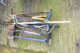 SELECTION OF GARDEN TOOLS