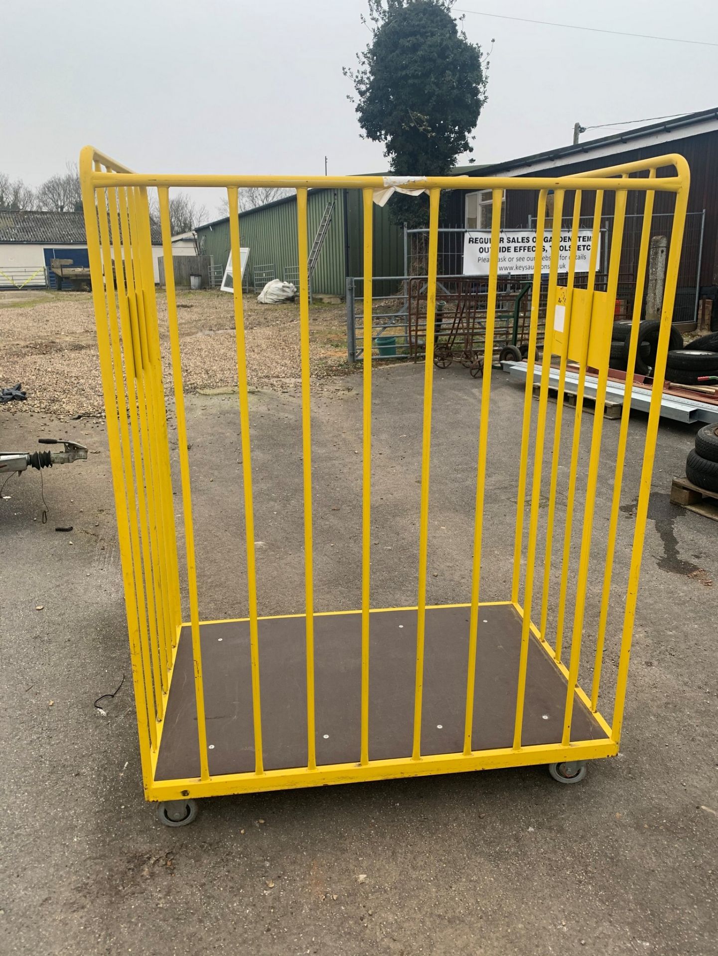 WHEELED FLIGHT CAGE APPROX H185 X W140 X D 90 CM - Image 3 of 4