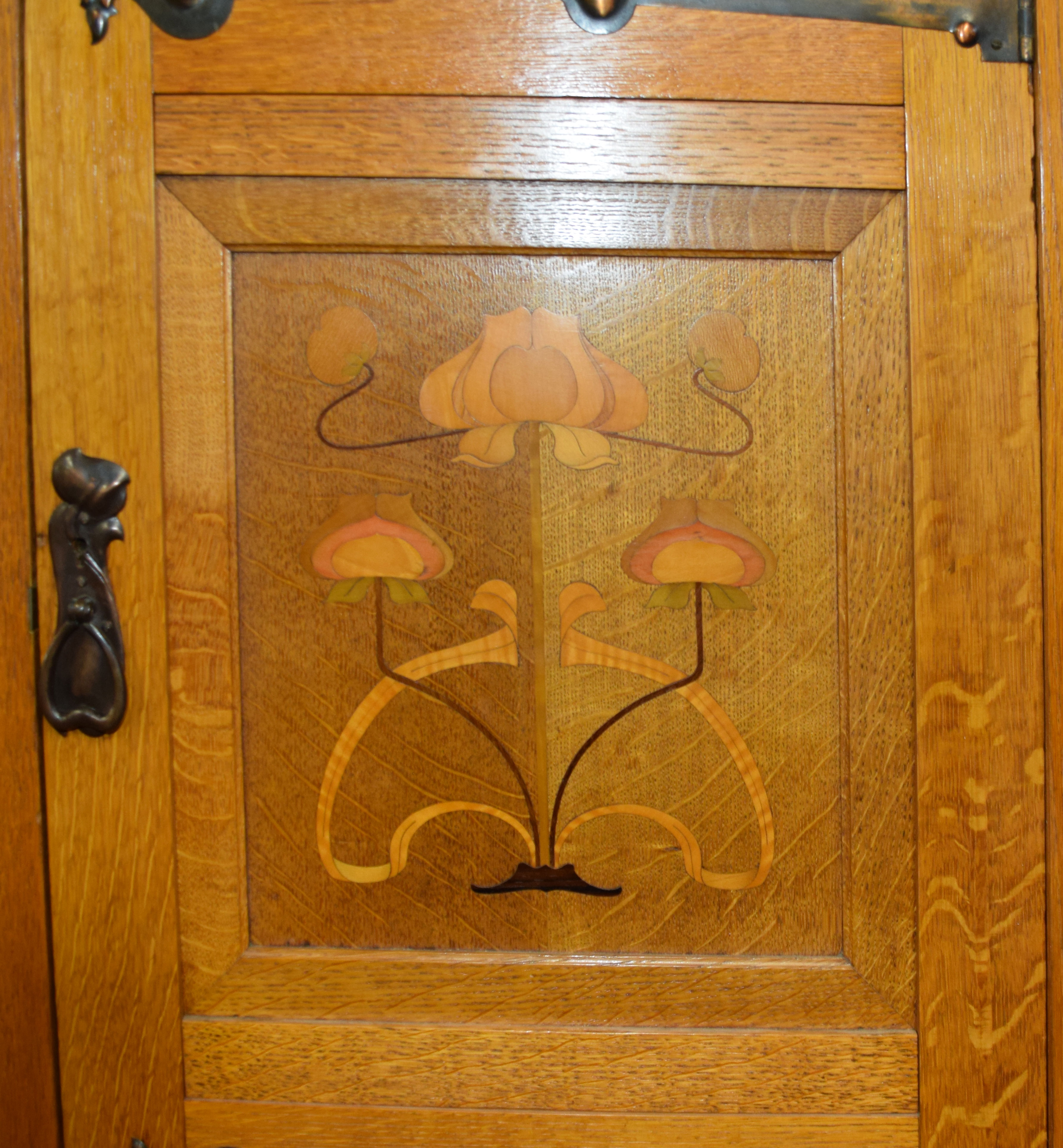 Early 20th century Art Nouveau oak wardrobe having a spreading balustraded pediment over a single - Image 4 of 6