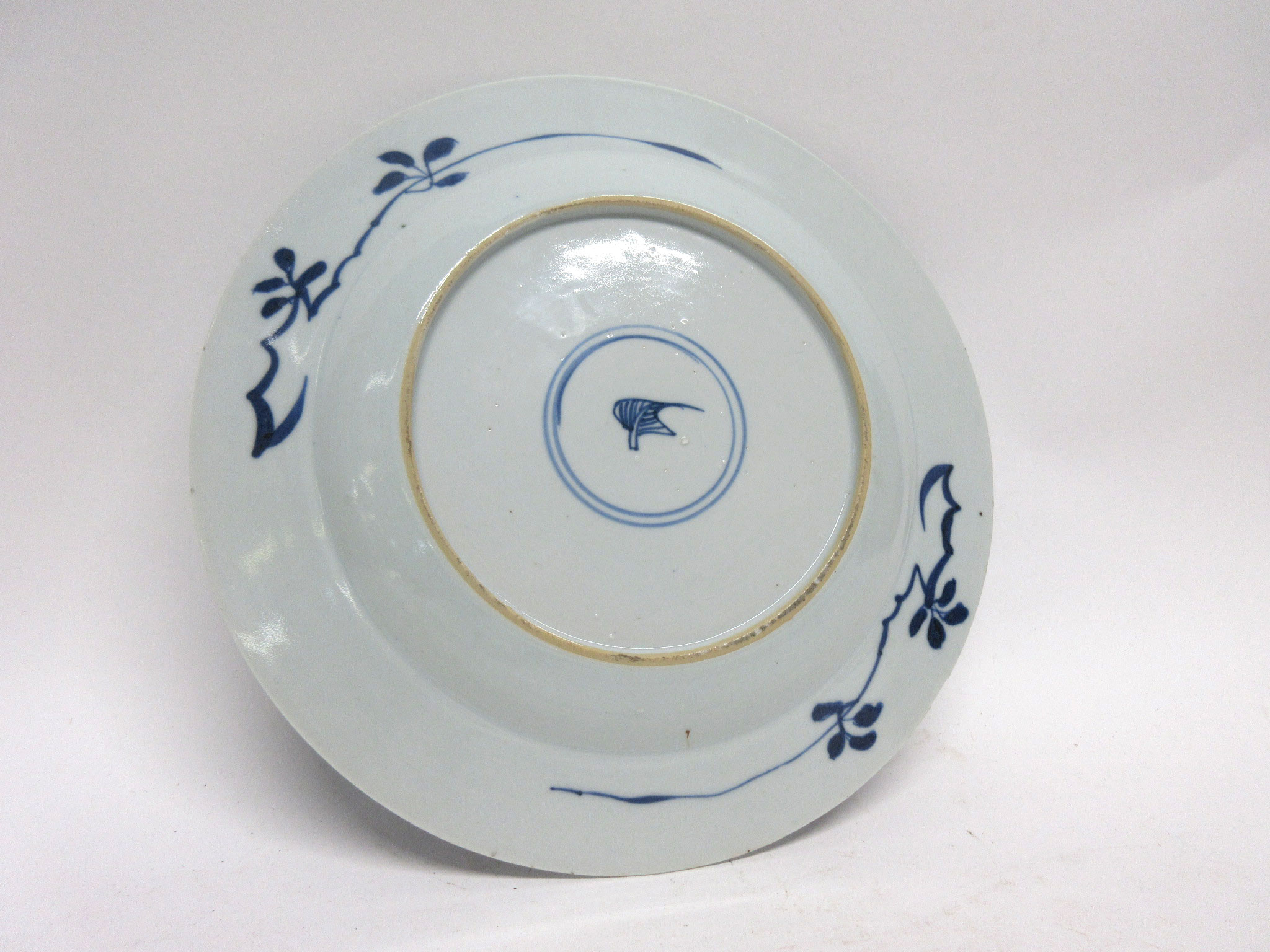 18th century Chinese porcelain plate, Kangxi, decorated with flowering plants, 23cm diam - Image 5 of 5