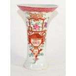 Lowestoft porcelain flared beaker vase decorated in polychrome in Chinese export fashion, 15cm high