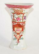 Lowestoft porcelain flared beaker vase decorated in polychrome in Chinese export fashion, 15cm high