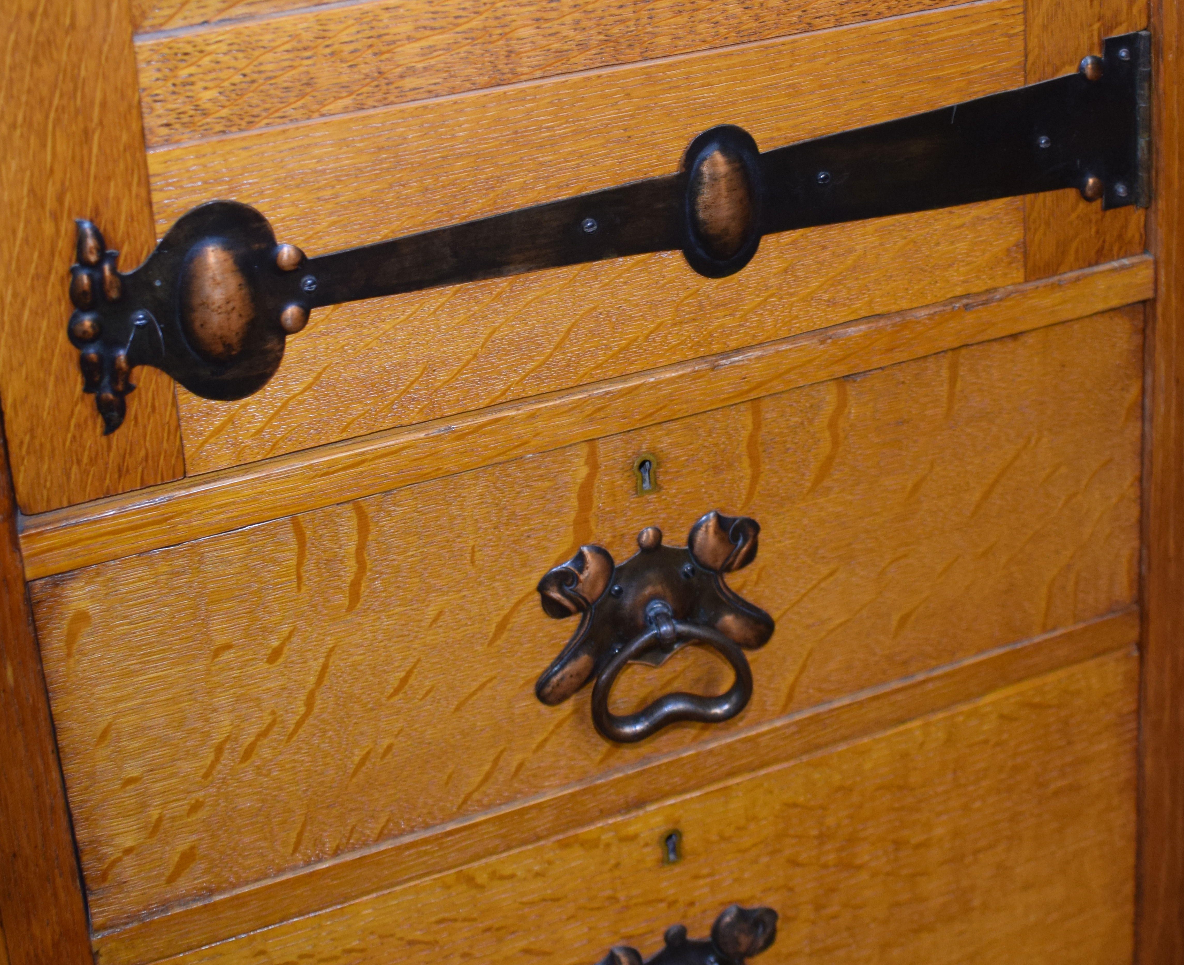 Early 20th century Art Nouveau oak wardrobe having a spreading balustraded pediment over a single - Image 5 of 6