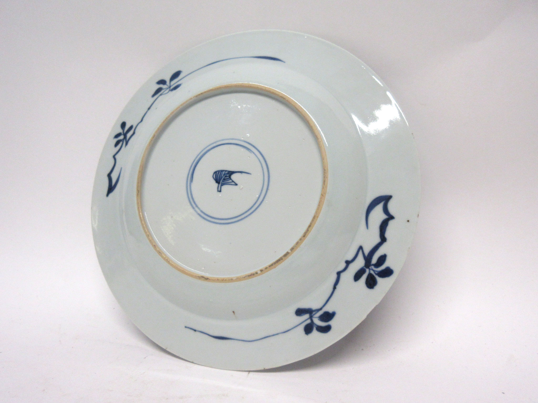 18th century Chinese porcelain plate, Kangxi, decorated with flowering plants, 23cm diam - Image 4 of 5