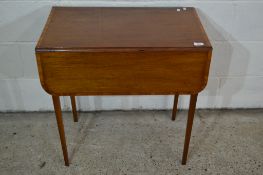 SMALL EARLY 20TH CENTURY PEMBROKE TABLE WITH STRUNG AND CROSS BANDED DECORATION AND DRAWER BENEATH