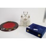 BOXED SET OF 6 SMALL METAL GOBLETS WITH CHASED DECORATION AND A FURTHER METAL TRAY WITH QTY OF GLASS