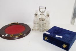 BOXED SET OF 6 SMALL METAL GOBLETS WITH CHASED DECORATION AND A FURTHER METAL TRAY WITH QTY OF GLASS