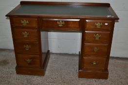 EARLY 20TH CENTURY LEATHER TOP KNEE HOLE DESK APPROX LENGTH 114CM