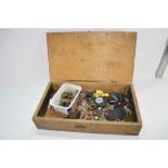 WOODEN BOX CONTAINING QTY OF VARIOUS CAR KEYS, KEYINGS AND PADLOCKS