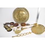 TRAY CONTAINING QTY OF HORSE BRASSES, BRASS DISH AND OTHER ITEMS