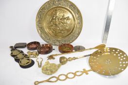 TRAY CONTAINING QTY OF HORSE BRASSES, BRASS DISH AND OTHER ITEMS