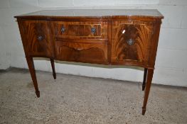 EARLY 20TH CENTURY SERPENTINE SIDEBOARD IN MAHOGANY WITH CROSS BANDED AND STRUNG DECORATION APPROX