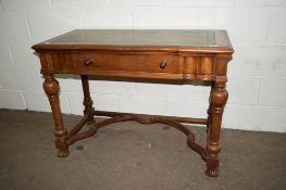 REPRODUCTION LEATHER TOP WRITING TABLE ON TURNED LEGS WITH CARVED STRECTHERS APPROX 106 X 53CM