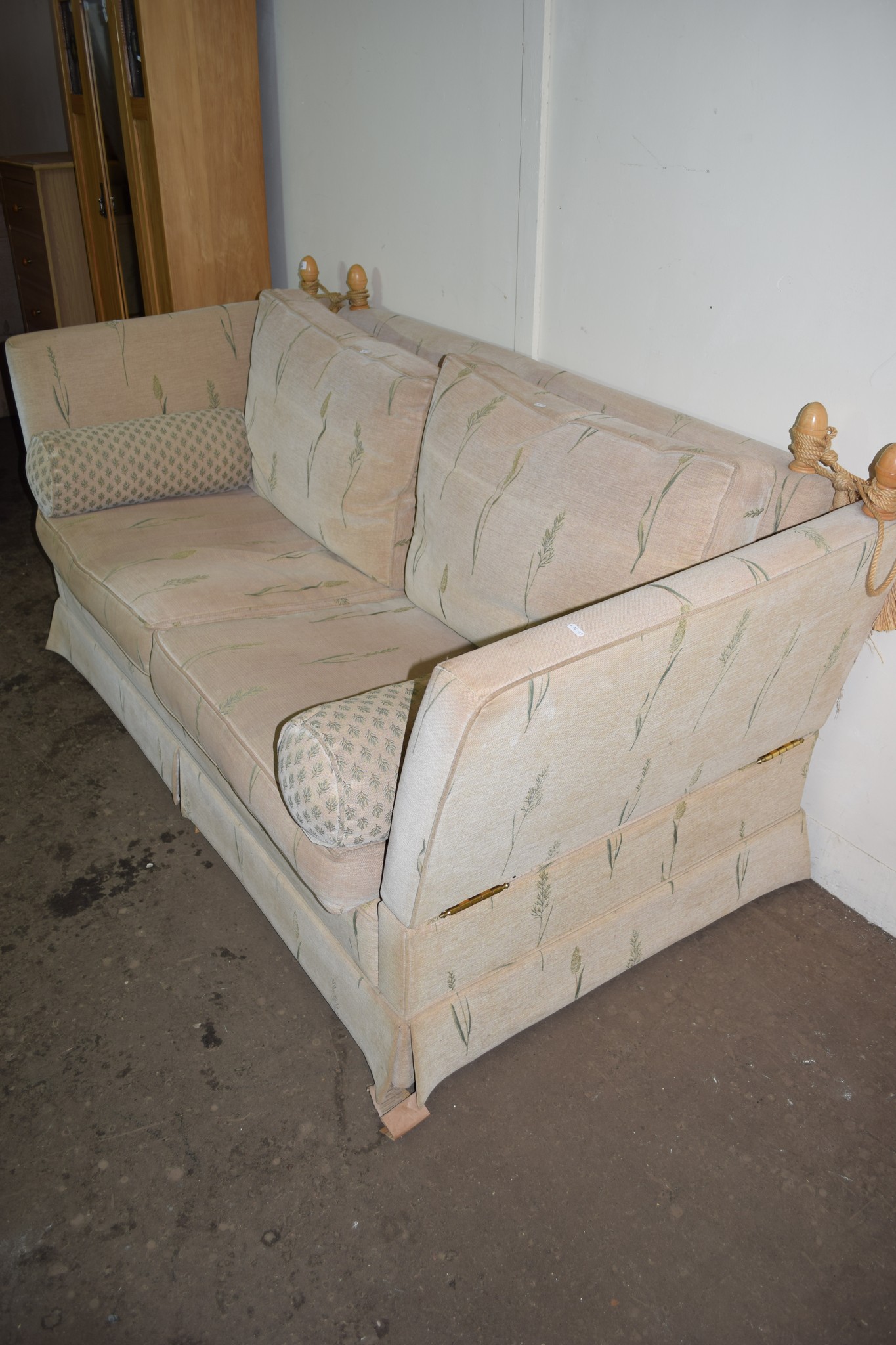 LARGE KNOWLE END SOFA LENGTH APPROX 220CM - Image 2 of 2