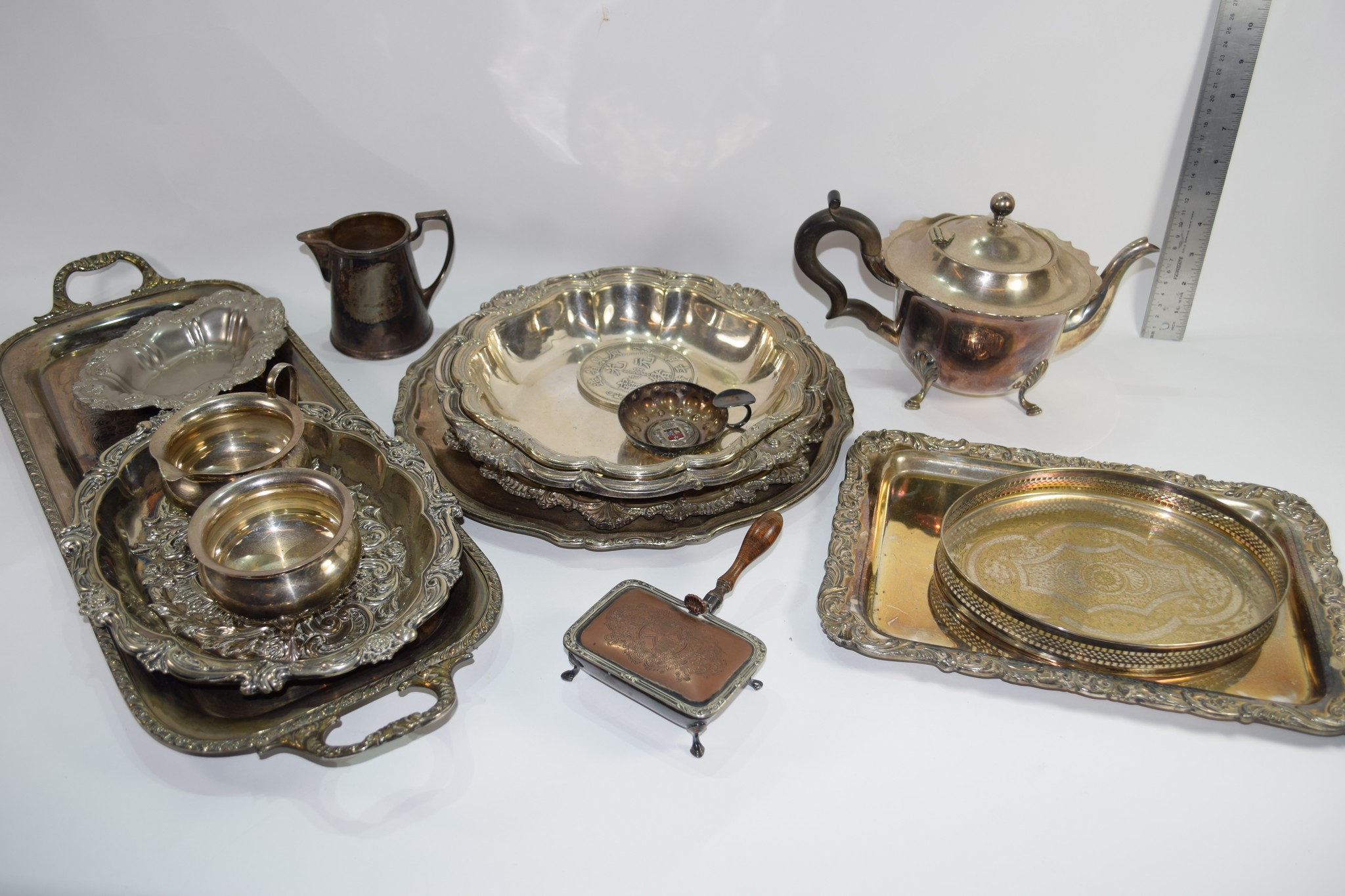 QTY OF VARIOUS SILVER PLATED ITEMS INCLUDING ORNATE MOULDED SERVING TRAYS, SMALL GALLERY TRAY ETC