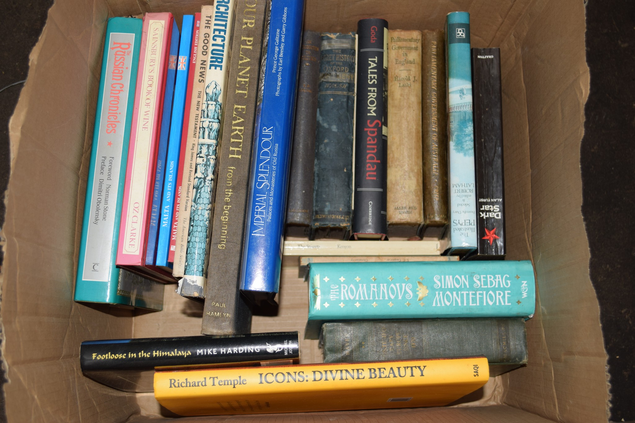 BOX OF VARIOUS HARDBACK REFERENCE BOOKS INCLUDING ARCHITECTURE ETC