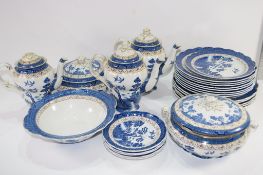GOOD QTY OF BOOTHES REEL OLD WILLOW DINNER WARES INCLUDING TUREENS, BOWLS, PLATES, TEAPOTS ETC