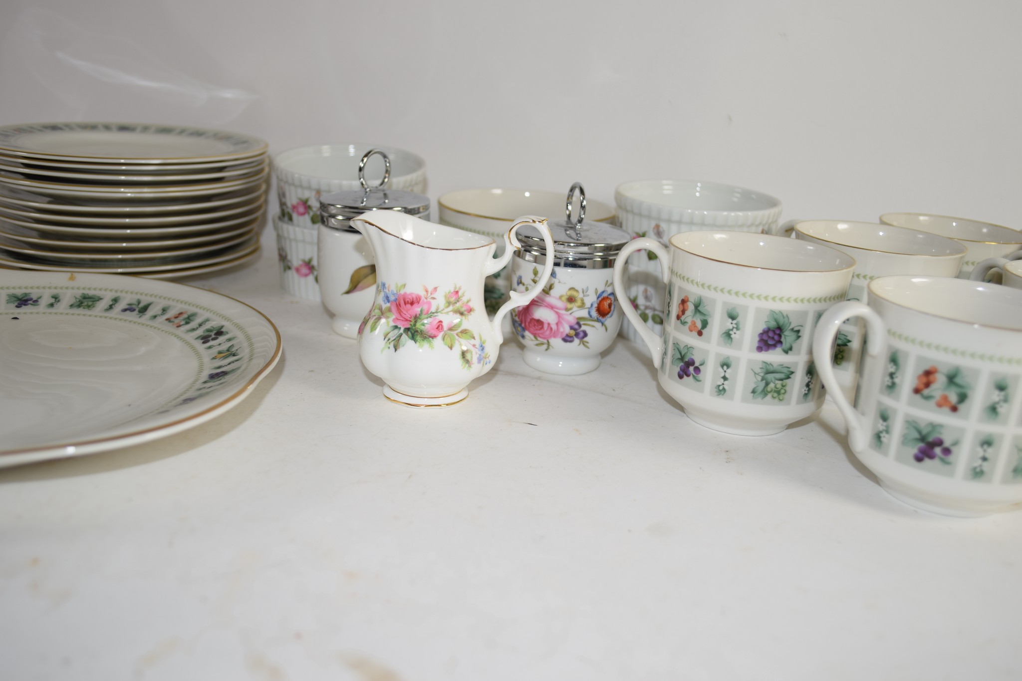 TRAY CONTAINING ROYAL DOULTON PART TEA SET IN THE TAPESTRY PATTERN INCLUDING SIX CUPS, SAUCERS AND - Image 2 of 2