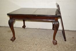 GOOD QUALITY 19TH CENTURY MAHOGANY WIND OUT DINING TABLE WITH CARVED LEGS RAISED OVER BALL AND