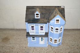 DOLLS HOUSE AND FURNITURE, WIDTH APPROX 57CM